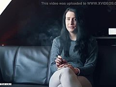 Celina, německá dívka, kouří ve vzrušujícím videu