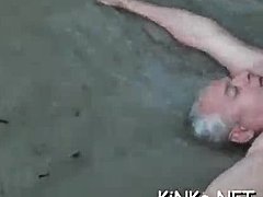 Egemen bir metresin kölesini dövdüğünü ve bindiğini gösteren kaba seks videoları