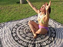 MILF देवी योग कक्षा में अपने तराशे हुए शरीर को दिखाती हैं।