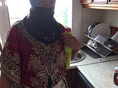 Nettoyage extrême: Choquer une femme de ménage musulmane avec une demande sale