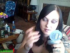 Zrelá mama Liz Vicious ukazuje svoje prirodzené prsia v make-upe