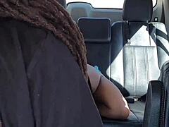 Грудастая мамочка получает анальный секс в машине