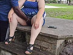 Wanita dewasa dengan pantat besar digenjot di tempat umum