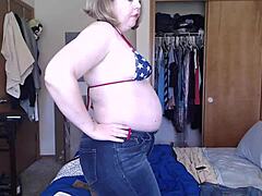 Lihava tyttö kuuma alusvaatteita flaunts hänen ruumiinsa webcam
