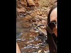 Paty en Jhonny met grote borsten rijden op de waterval in HD-video