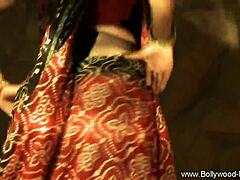 Kypsä nainen nauhat alas hänen alusvaatteet tässä Bollywood video