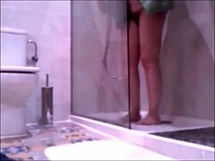 परिपक्व महिलाएं बाथरूम में: एक घर का बना वीडियो