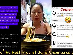 Un video di realtà senza censura mostra una bella asiatica che mangia e piscia