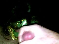 हरे मास्क में एक परिपक्व महिला एक बड़े लंड को चूसती है और चोदती है।
