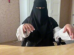Arabische reife Frau verwöhnt sich vor der Webcam