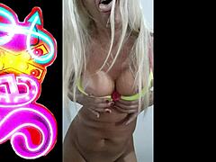 Rijpe blonde milf pronkt met haar rondingen in erotische solo video