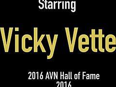 Vicky Vetteがホットな足コキとフェラチオをして、汚い射精につながる。