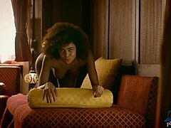 MILF braziliană matură Luna Corazon își arată fundul mare într-un videoclip solo