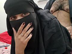 Indiase moeder in hijaab wordt ondeugend met haar stiefzoon