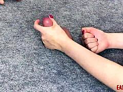 Германска жена дава на приятеля си ексцентричен масаж вместо да рита топката