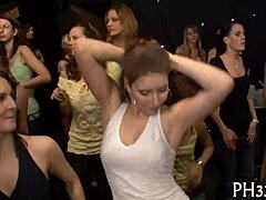 Mujeres maduras se vuelven locas en este video de striptease y sexo hardcore