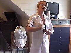 Dojrzałe europejskie pielęgniarki dają pacjentowi szpitalowi loda na taśmie erotycznej