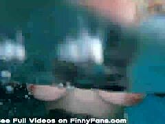 كيندرا كوكس الأم تقدم اللسان لقضيب أسود كبير تحت الماء