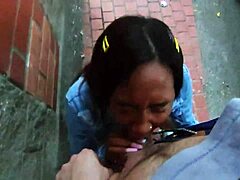 Una prostituta nera venezuelana si diverte a darmi la gola profonda in pubblico fuori dall'università