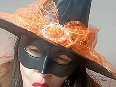 Zrelá žena sa oblieka ako halloweenska čarodejnica a teší sa pre mňa
