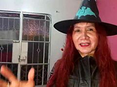 Zralá máma oblečená jako sexy čarodějnice na Halloween