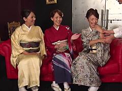 MILF ja puuma äidit liittyä on kimono-verhottu sex party
