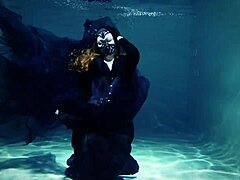 Арья Грандерс соблазнительное подводное представление в бассейне