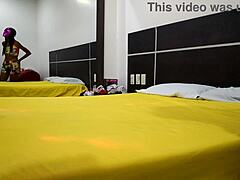 Ζευγάρι καυλωμένο γυρίζει σπιτικό πορνό με κάμερα 4K και διαφυλετική δράση
