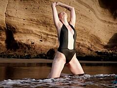 Gadis MILF Jasmin Furry menanggalkan pakaian dalamnya di pantai untuk Playboy