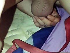 Ibu-ibu matang dengan punggung buih dan mata biru berkilauan dalam video seks anal yang tidak disunat