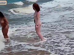 Maman mature et sa fille adolescente se livrent à des rapports sexuels interraciaux sur la plage