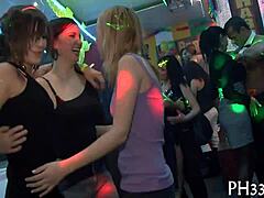 Pareja madura juega juegos hardcore en una fiesta de sexo para adultos