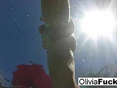Blond MILF Olivia njuter av lite nakenlek i poolen