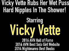 MILF Vicky Vette, kirli konuşmalar yapıyor ve büyük am dudaklarını sergiliyor