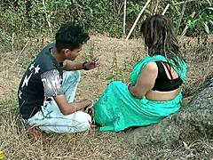 成熟的印度夫妇在泄露的性爱视频中探索禁忌的欲望