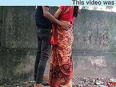 भारतीय माताओं आउटडोर सेक्स साहसिक में एक ग्रामीण गांव