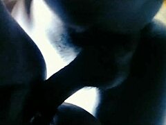 에보니 밀프가 하드코어 스타일로 딥스로트와 엉덩이를 따먹는다