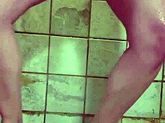 Soția MILF cu părul tăiat folosește dildo-uri duble pentru a se juca solo sub duș