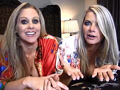 Zralé blondýnky Julia Ann a Vicky Vette si užívají orální sex s velkými kozy v prádle