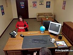 एक श्यामला एमआईएलए को कार्यालय में आनंदित करते हुए जासूसी की जाती है।