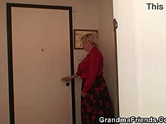 Δύο επισκευαστές αποπλανούν μια ηλικιωμένη γυναίκα με μεγάλα βυζιά