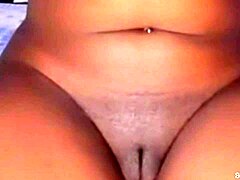 Une MILF avec de grosses lèvres de chatte montre son énorme clitoris