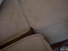 야한 밀프가 타부 비디오에서 체리 데빌에게 정액을 먹이고 있어요!