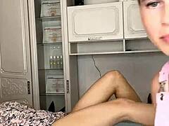 O rusoaică cu părul deschis își epilează picioarele lungi