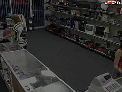 MILF riceve sesso orale e anale in un negozio