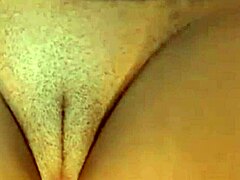 Una sexy matura con grandi labbra della figa e clitoride in primo piano