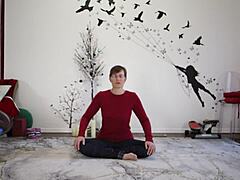 מילף אירופאית מלמדת שיעורי יוגה עם טוויסט פטיש