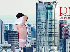 Imponerende udstilling af en tårnhøj kæmpekvinde i lingeri, der slentrer rundt i byen