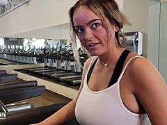 Großer Schwanz Action mit Milfy Alexis im Fitnessstudio