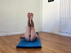 Amaterska milfka razteguje noge v domačem videu joge